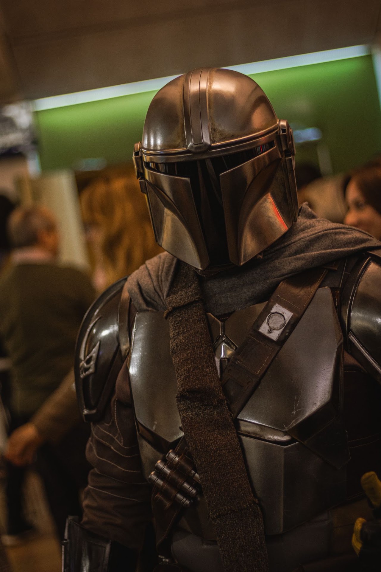 Retrato de cosplayer con armadura mandaloriana
